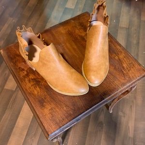 So freaking cute brown booties